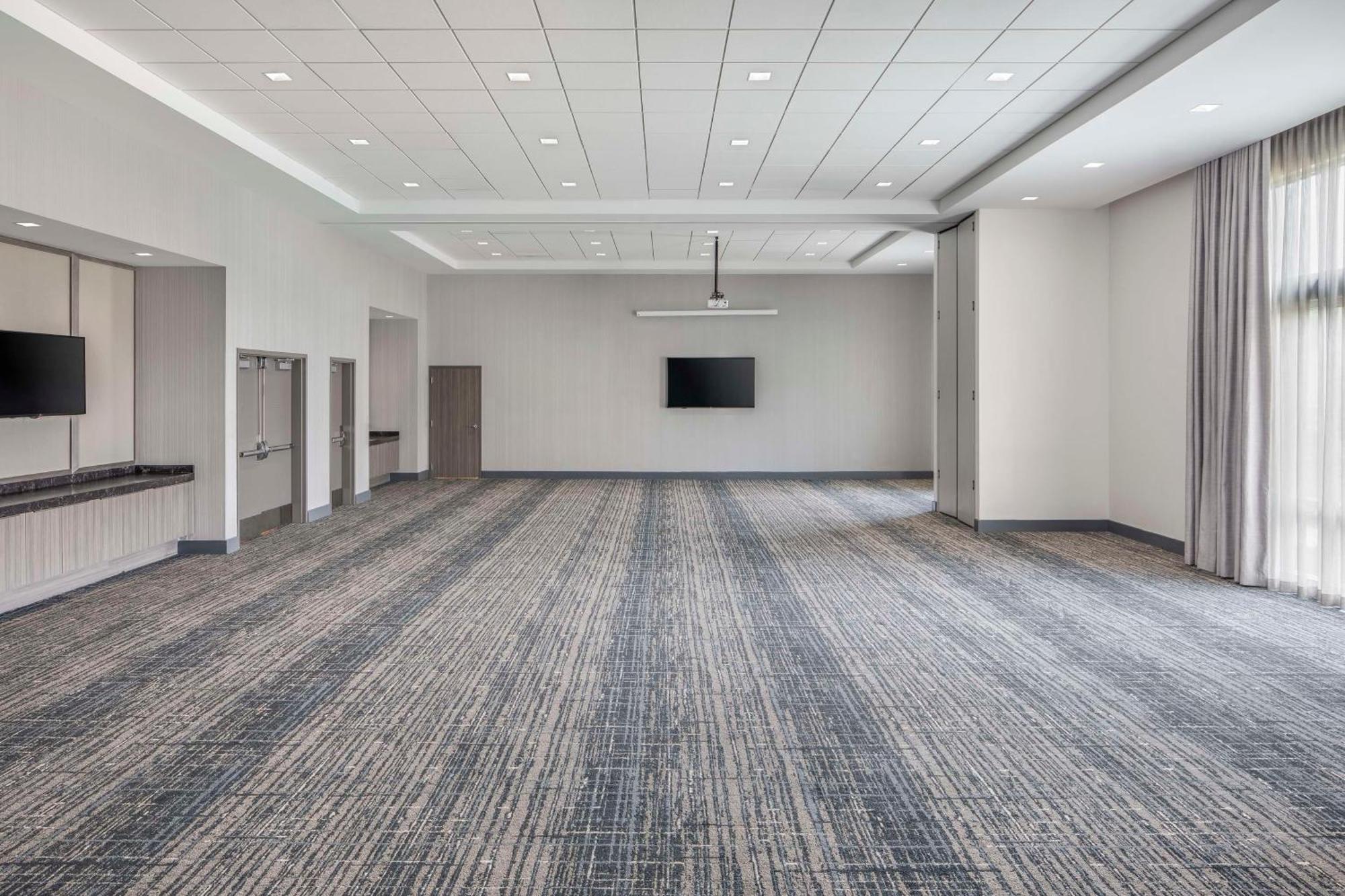 Hotel Embassy By Hilton Midtown 4*