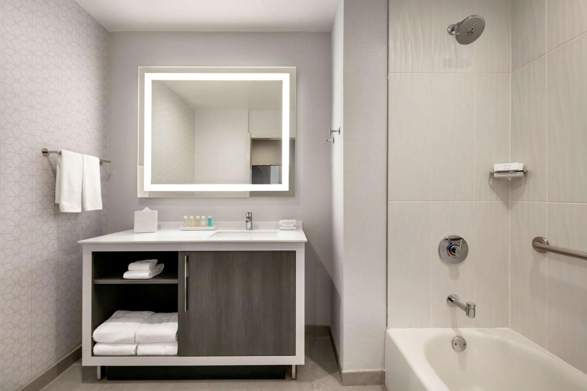 Hotel Embassy By Hilton Midtown Atlanta