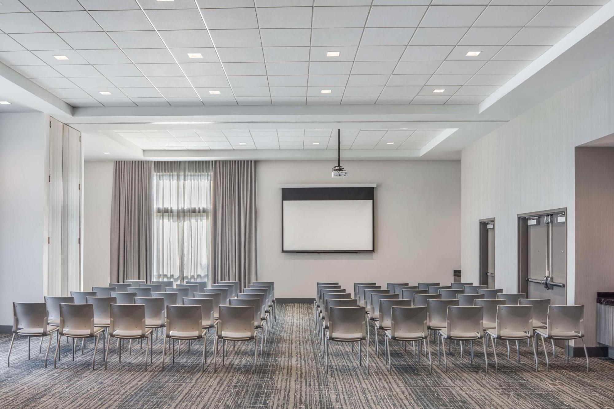 Hotel Embassy By Hilton Midtown 4*